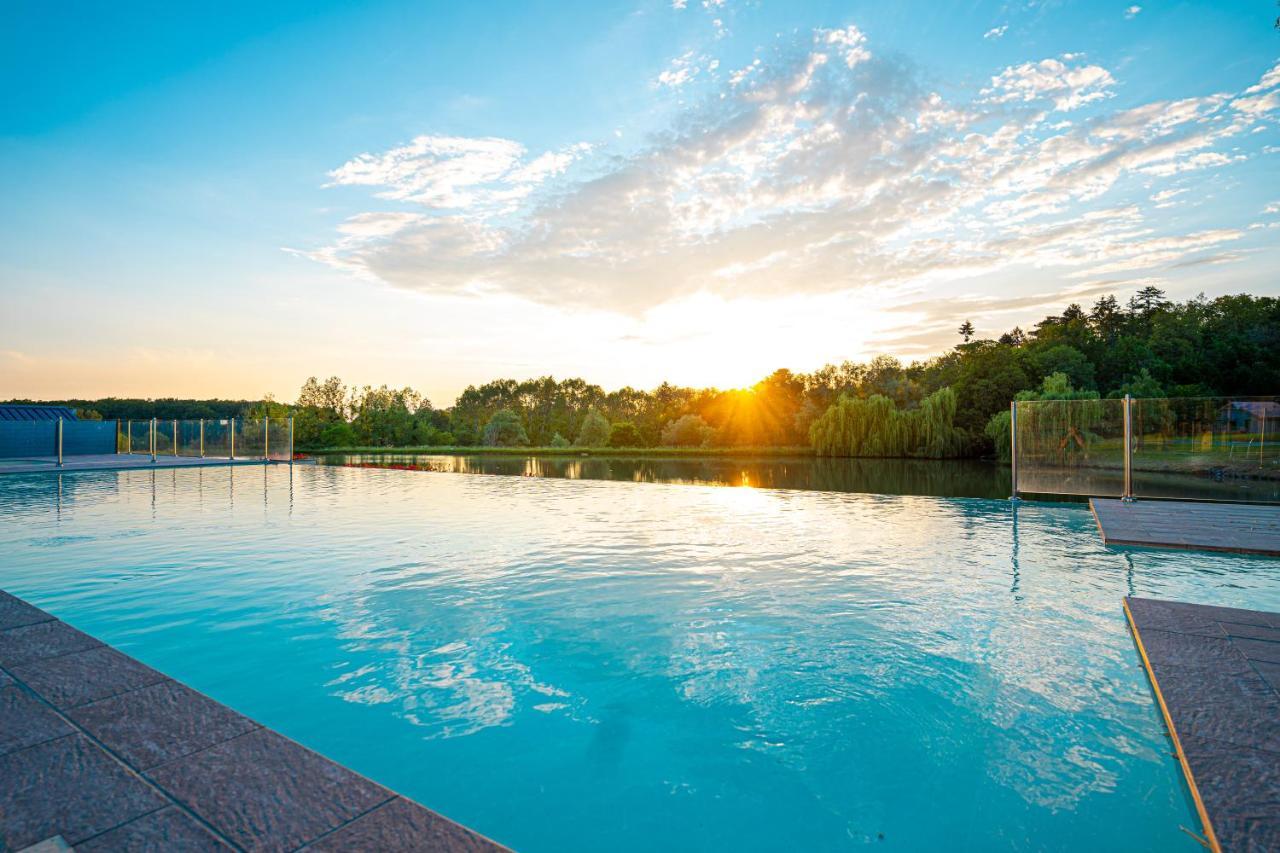 Le Camping Grand Cerf Hotell Gimouille Exteriör bild